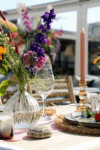 Sfeervolle overkapping voor receptie na trouwen op het strand bij Beachclub LaParade.