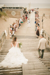 Romantische entree trouwen op het strand bij Beachclub LaParade.